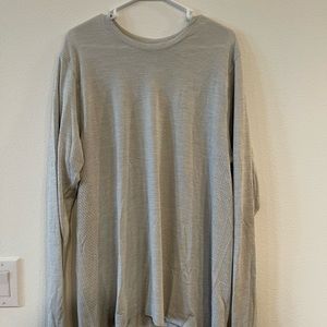 Lululemon men's metal Vent breathe long sleeve like new size XL Gray/cream color